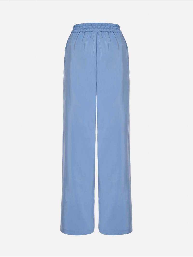 Trousers with a fluid fit and pleat details