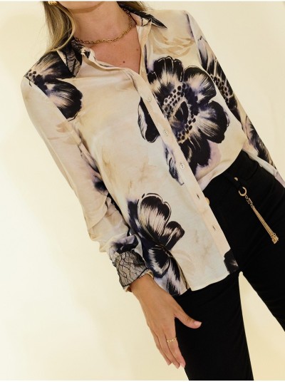 Blusa em seda com padrão floral e renda