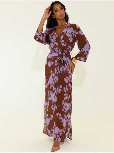 Vestido comprido estampado com cinto e decote V