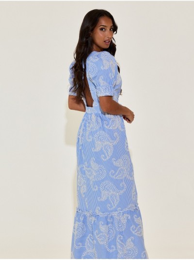Vestido comprido com bordados e abertura na costa
