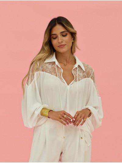 Calça fluída com pinças e pormenor de missangas