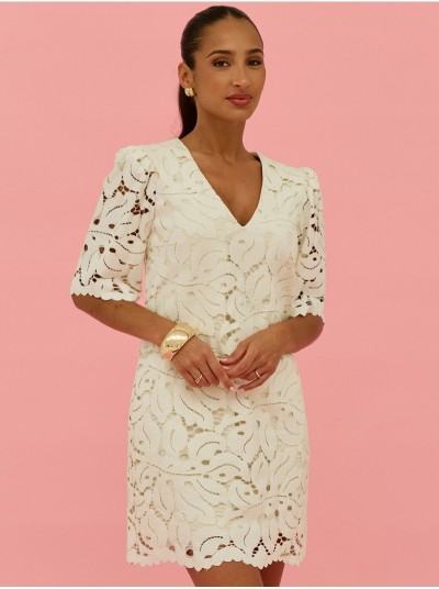 Vestido curto em renda com laço a contrastar