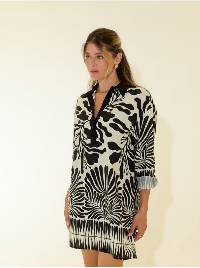 Vestido curto estampado com gola em V
