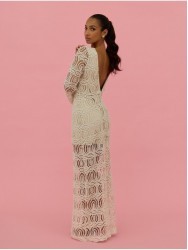 Vestido comprido em renda com decote V na costa