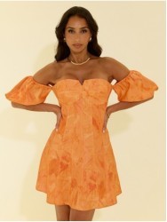 Vestido curto com decote coração e mangas