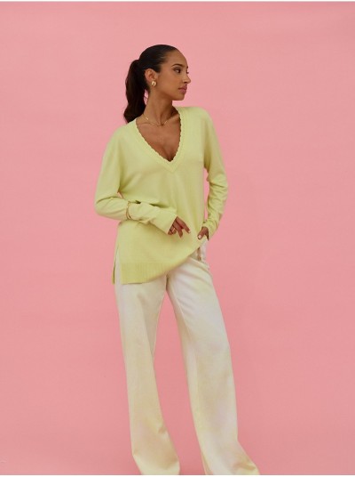 Camisola de malha com trabalhado no decote