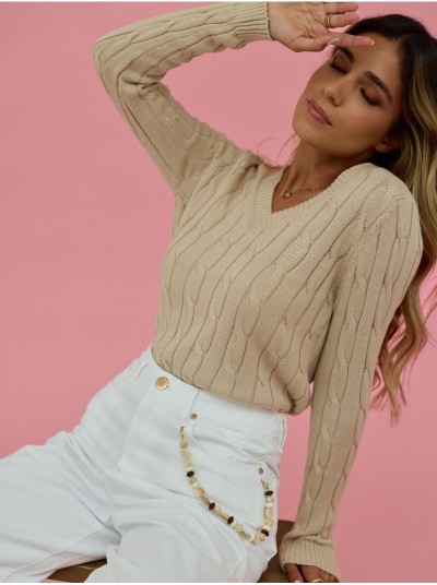 Knitted sweater with cable knit pattern