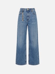 Calça de ganga com acessório metálico