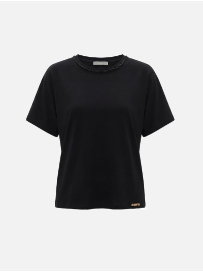 T-shirt em algodão com missangas na gola