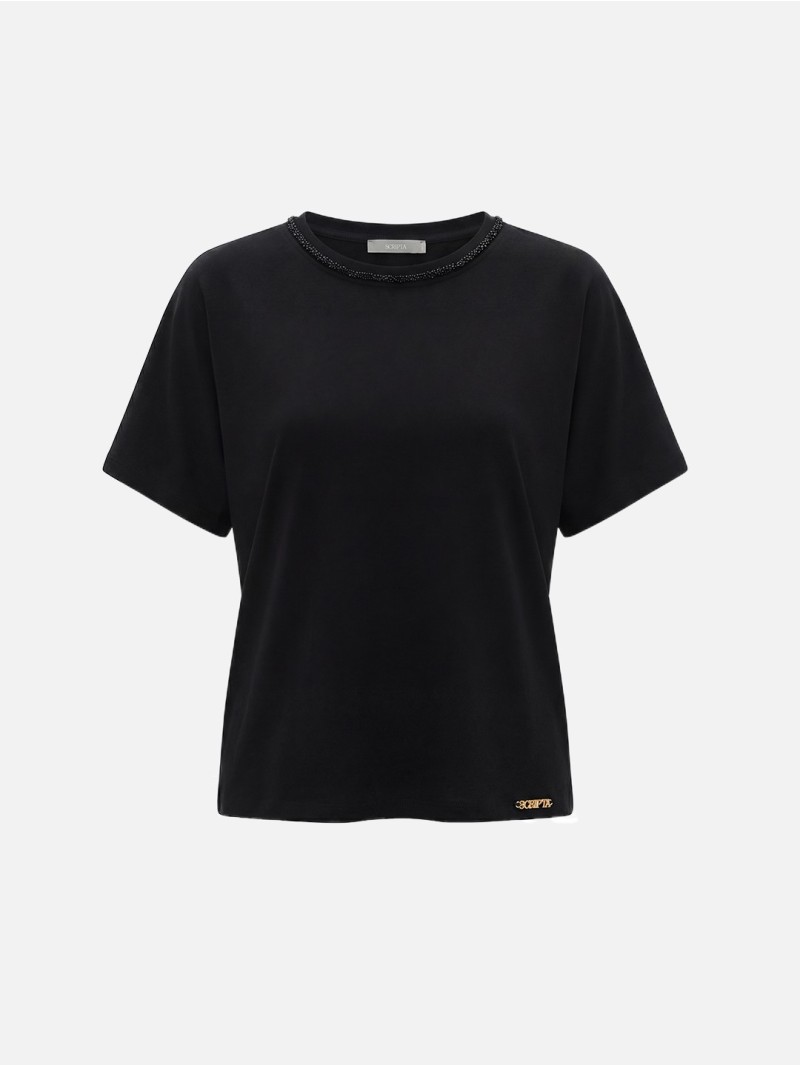 T-shirt em algodão com missangas na gola