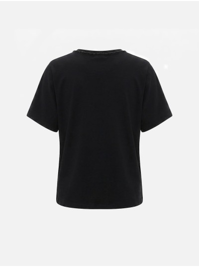 T-shirt em algodão com missangas na gola