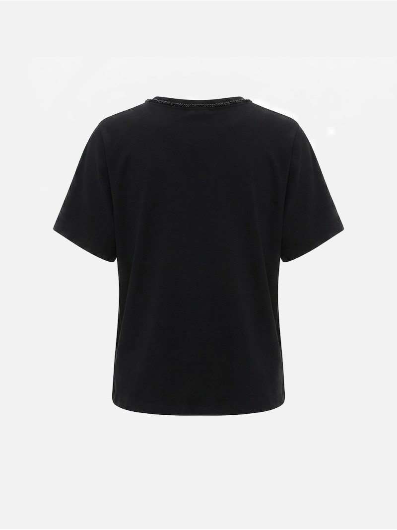 T-shirt em algodão com missangas na gola