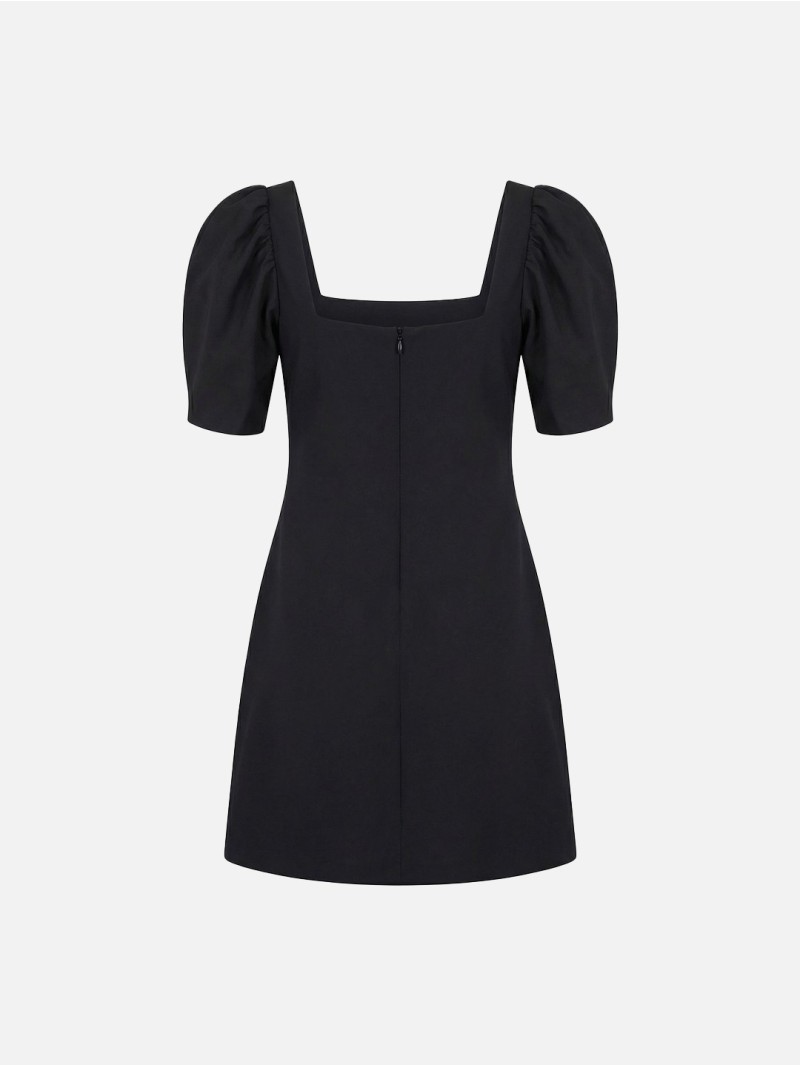 Short dress with dart on the sleeve