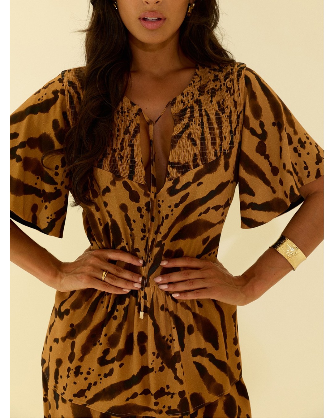 Blusa com padrão e decote em V