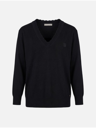 Knitted sweater with detailed neckline