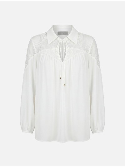 Blusa fluída com aplicação de renda