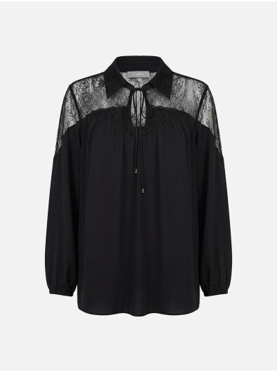Blusa fluída com aplicação de renda