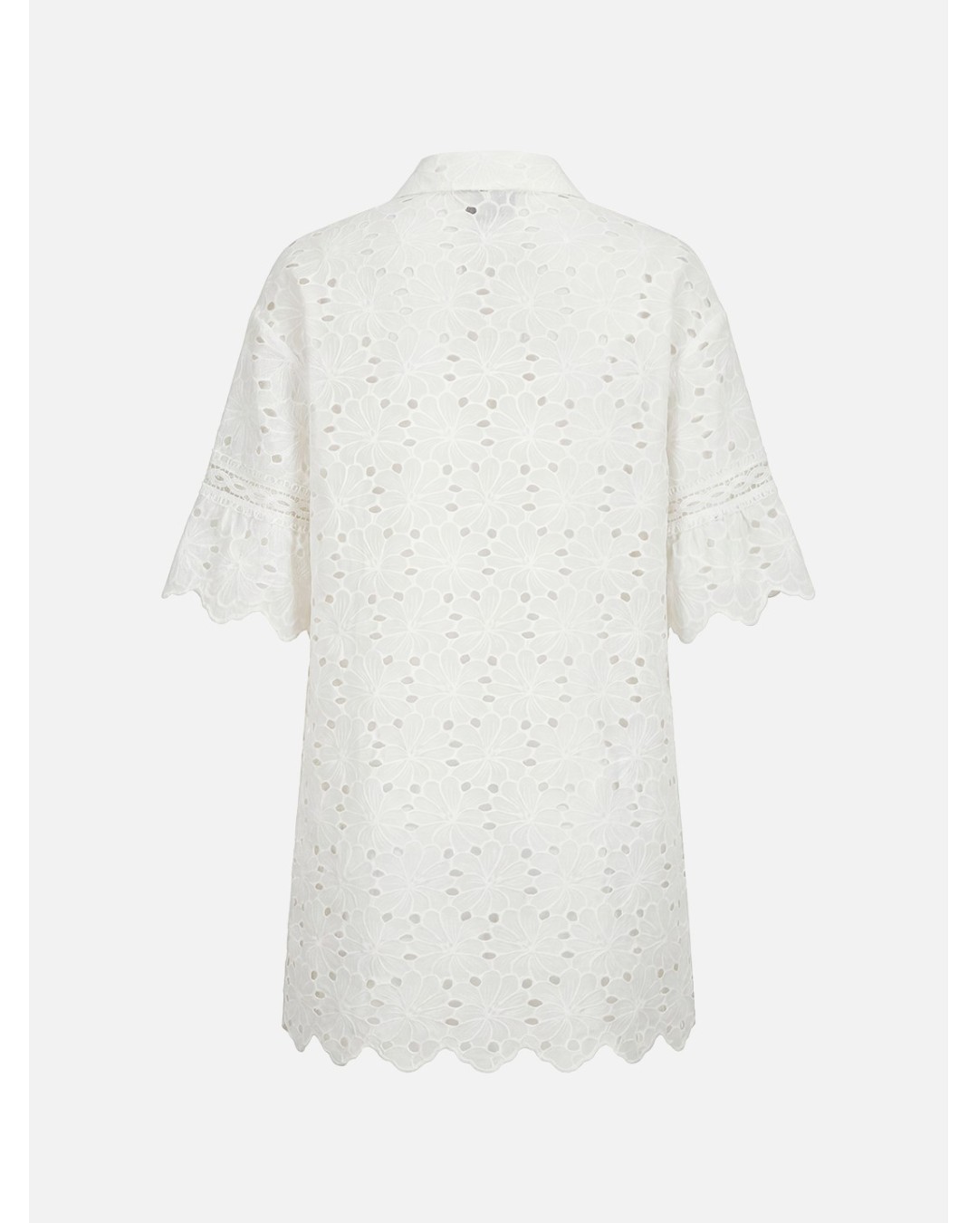 Vestido curto em renda e manga 3/4