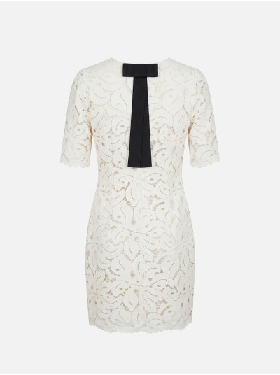 Vestido curto em renda com laço a contrastar